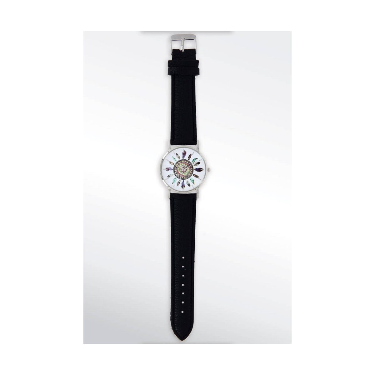 Pohlad na hodinky z predu, ciferník s prierkami a čiernym remienkom