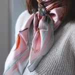 Dámska Štvorcová šatka z hodvábu Flora LUZAKA 10127 – Obrázok 3