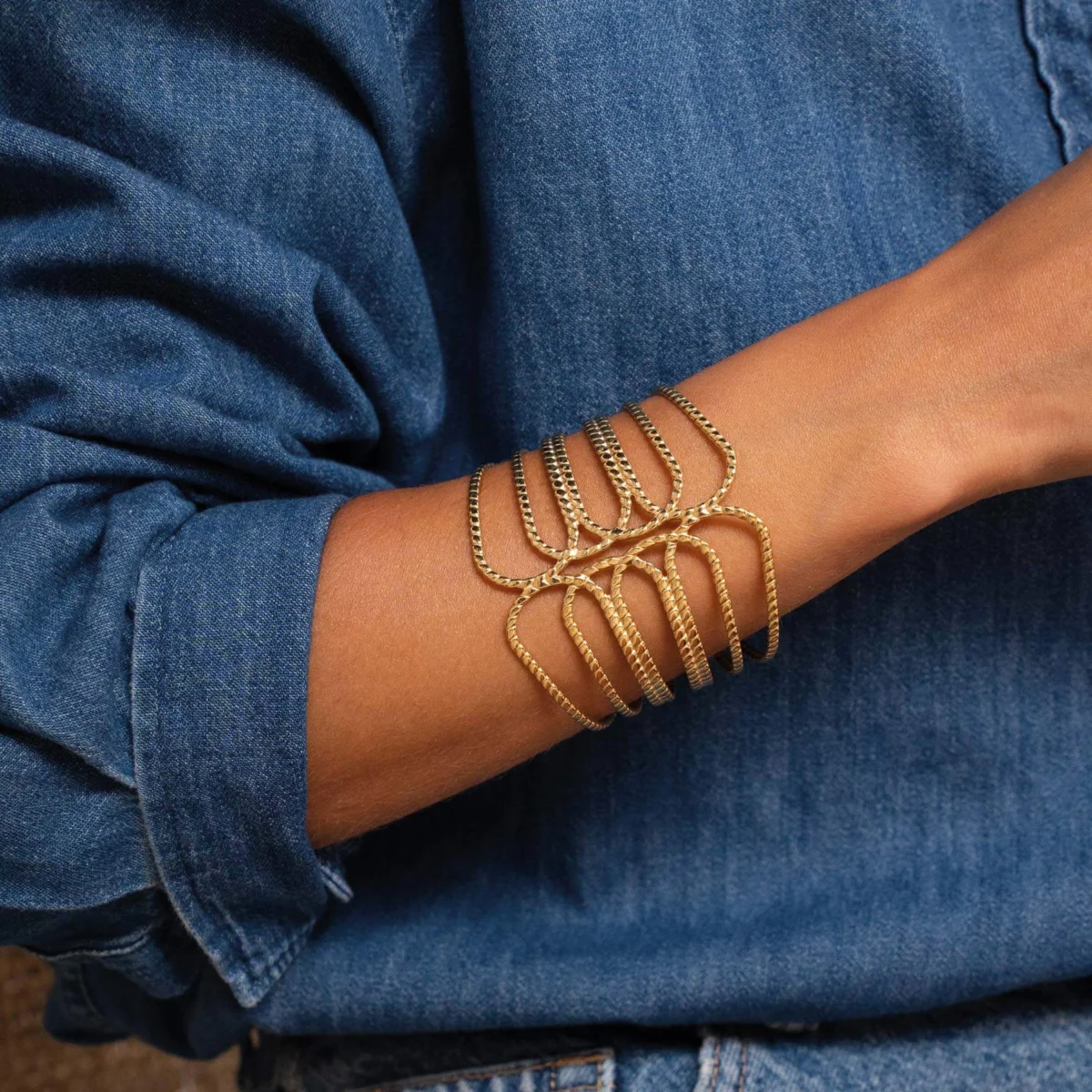 Dámska pozlátená oceľová  manžeta Curby 11126 LUZAKA – Obrázok 2