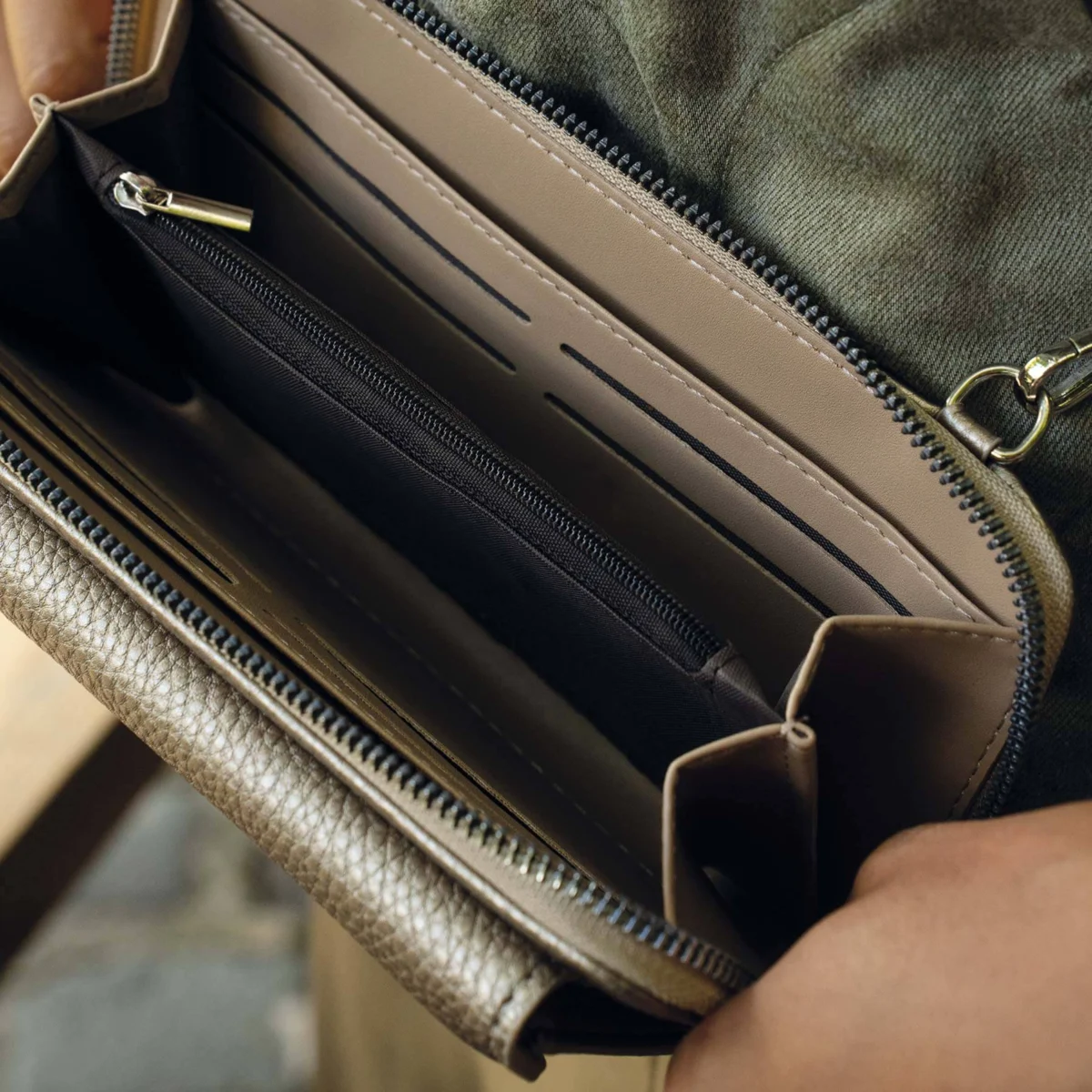 Dámska horizontálna taška s peňaženkou Zlatá 11470 LUZAKA – Obrázok 4