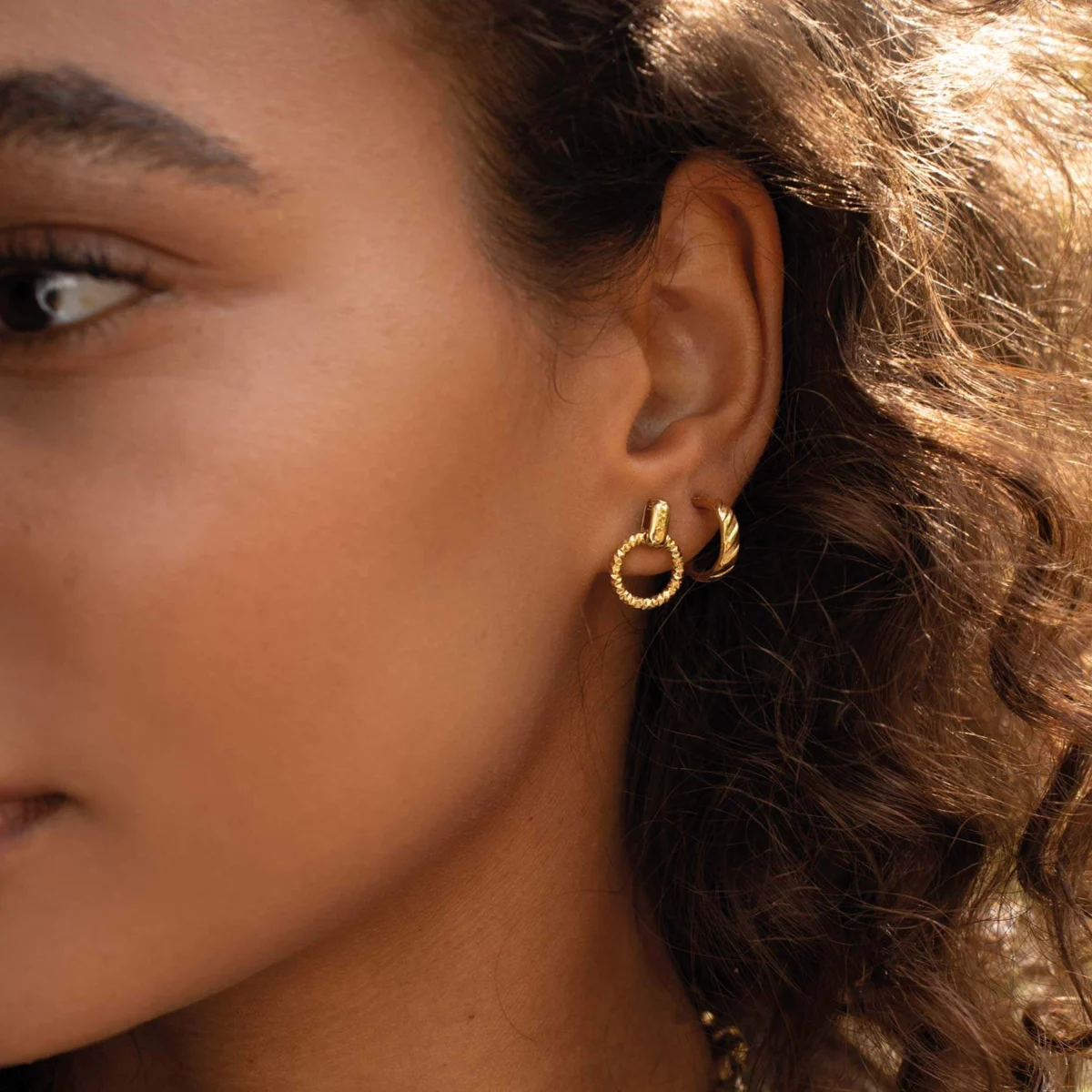 Sada 3 pozlátených dámskych oceľových náušníc Celeste 11326 LUZAKA – Obrázok 5