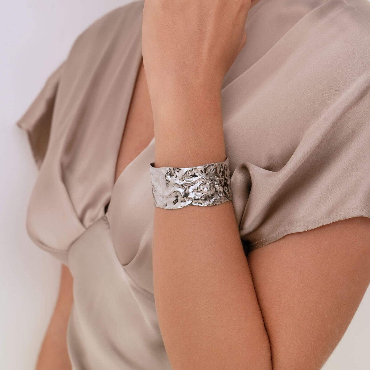 Jupiter tepaná strieborná oceľová manžeta 11629 LUZAKA – Obrázok 2